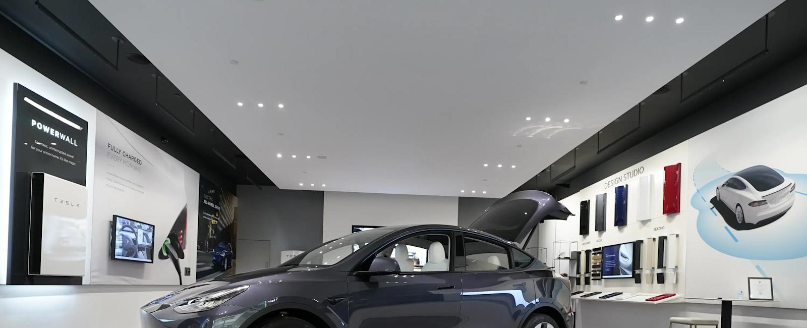 US probes Tesla Autopilot, steering wheels that can come off