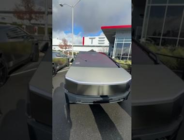 Tesla Cybertruck in Chrome Black Matte