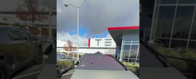 Tesla Cybertruck in Chrome Black Matte