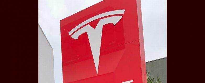Tesla Workers Report ‘Robot Injuries’ and ‘Explosion’ at Tesla’s Gigafactory in US As Elon Musk Gears Up To Deliver First Cybertrucks to Customers