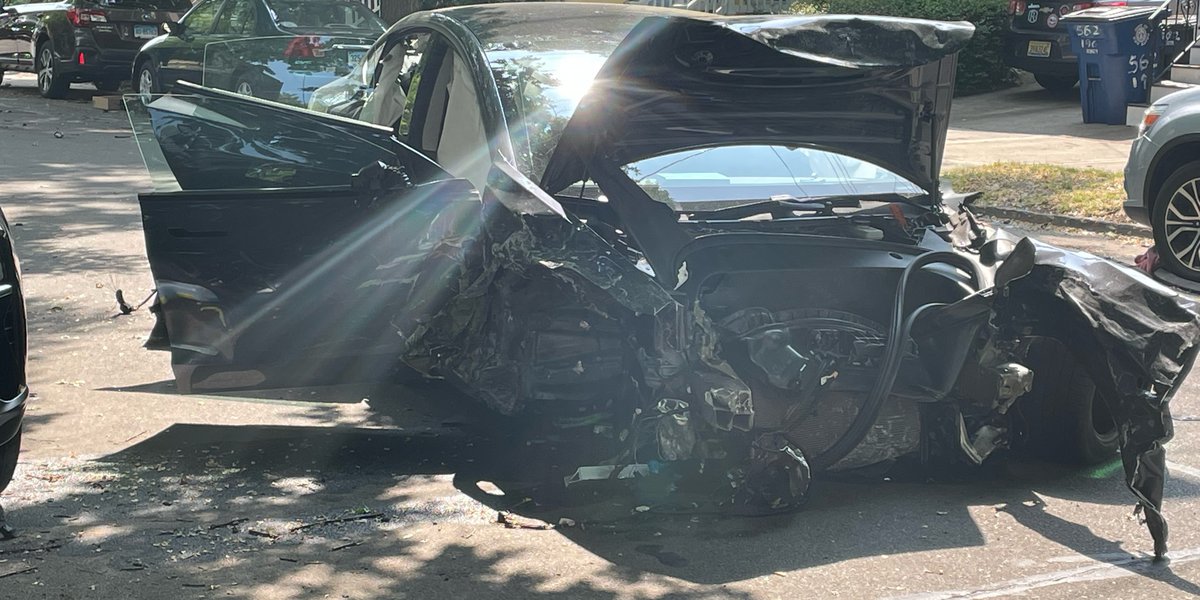 Man dies after crashing Tesla into several cars in New Haven