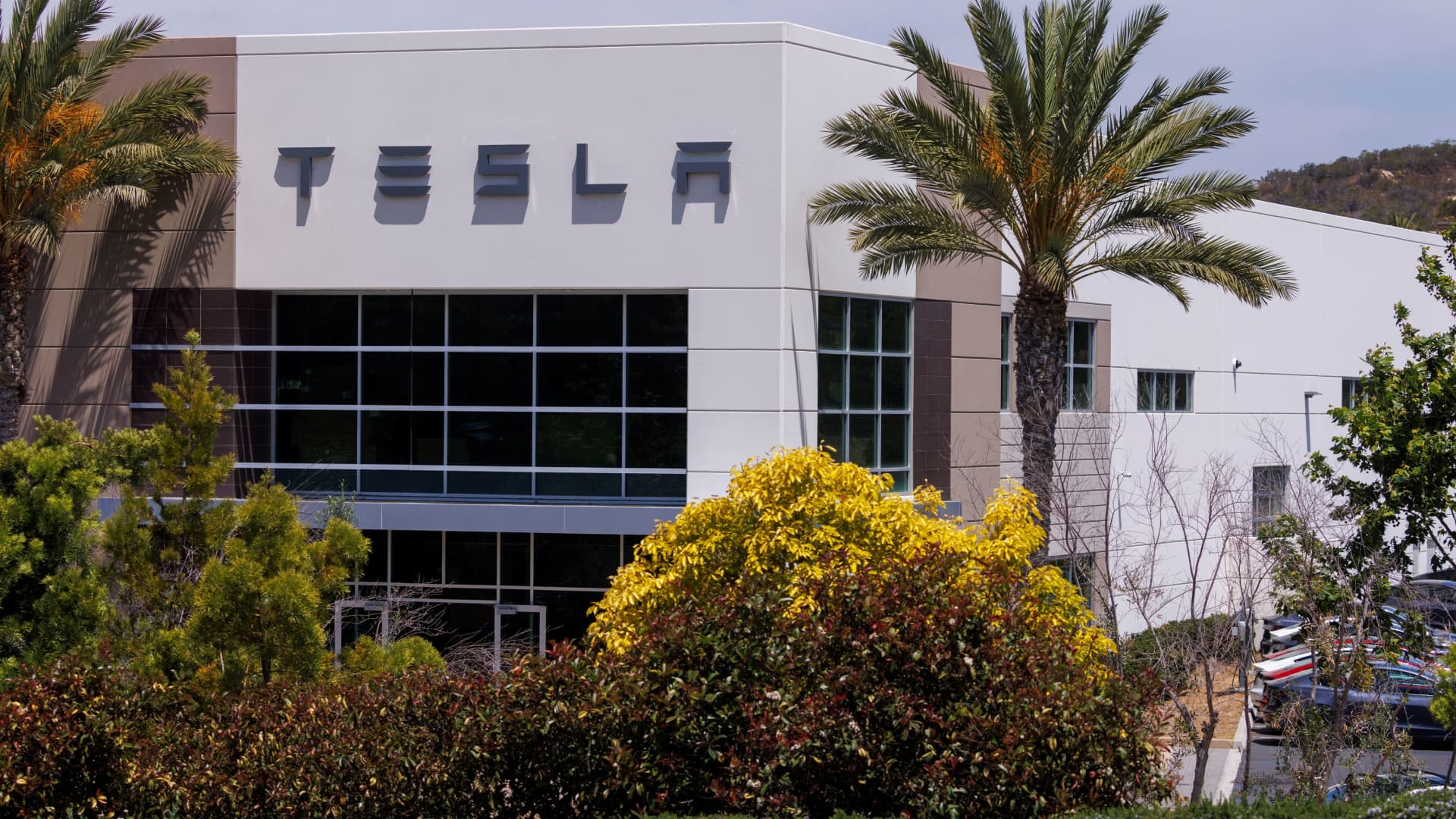 Goldman Sachs says Boeing and Tesla are top buys ahead of earnings
