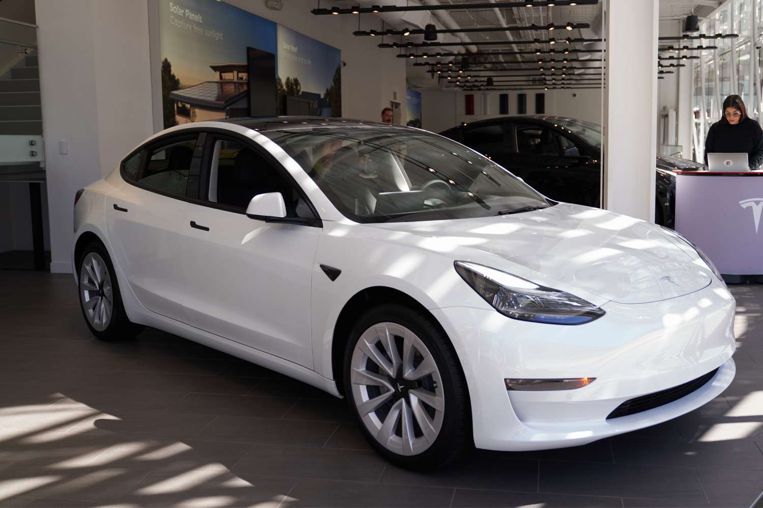 Woman Struggles to Open Tesla After Door Handle Freezes in Storm: Watch