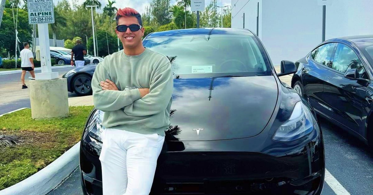 Influencer cubano Carnota "feliz" tras comprarse un Tesla en Miami