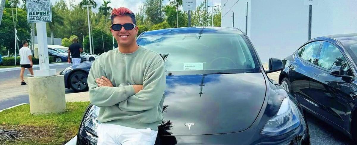 Influencer cubano Carnota "feliz" tras comprarse un Tesla en Miami