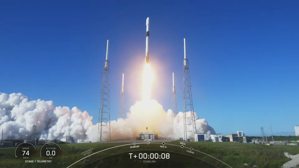 SpaceX launches one rocket Sunday, scrubs ISS resupply mission again