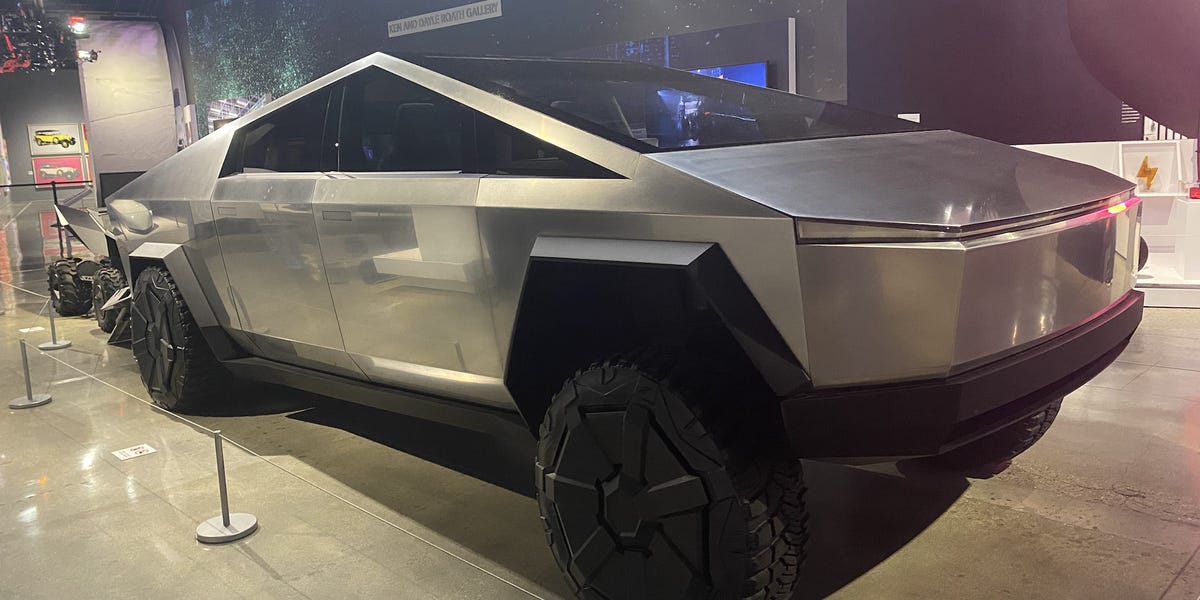 VIDEOS: Tesla Cybertruck How to Get in Without Door Handles