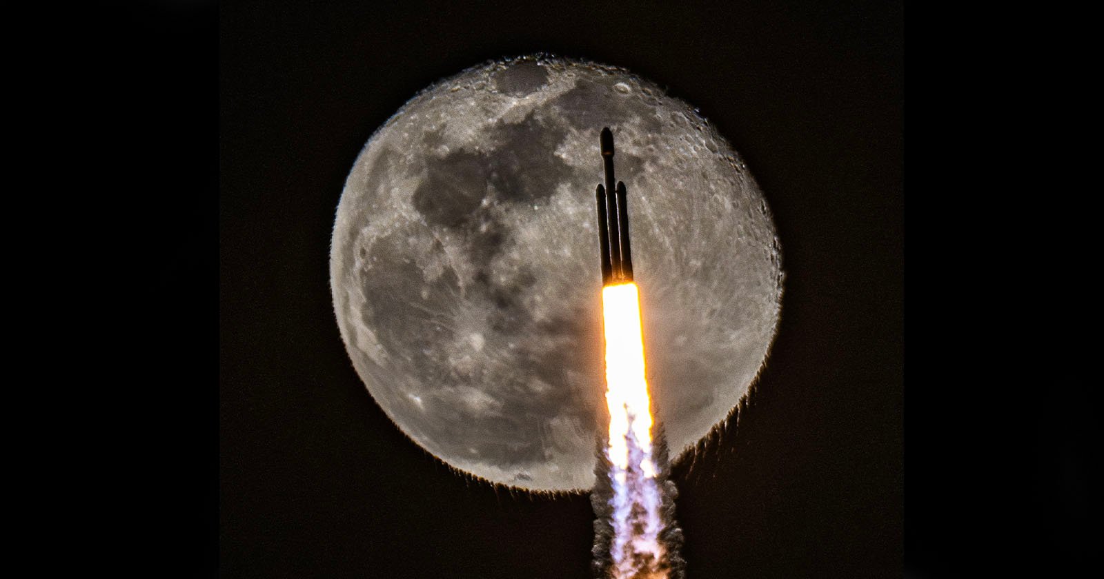 SpaceX Rocket Causes Moon to Ripple in Photographer's Fantastic Image