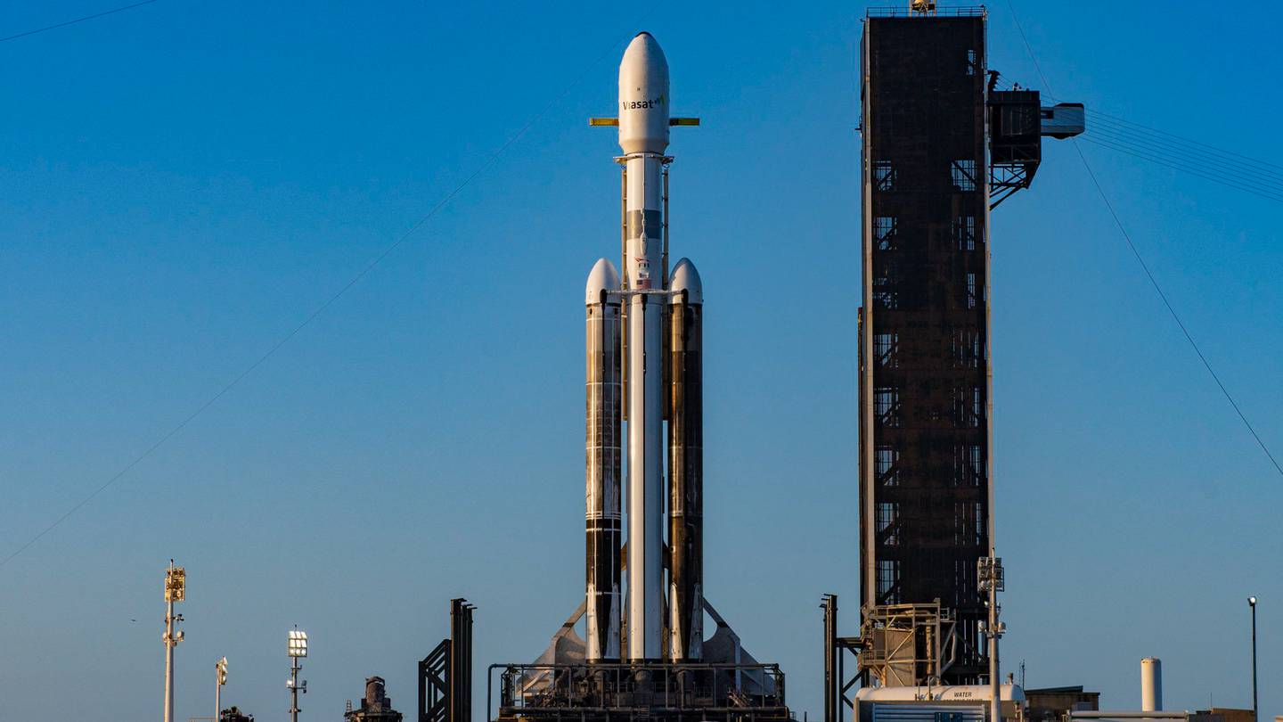 SpaceX set to launch Falcon Heavy tonight