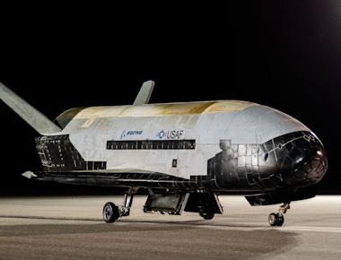 SUA au lansat în spațiu avionul secret X-37B, într-o misiune care va dura câțiva ani. Spre deosebire de precedentele șase misiuni, va fi plasat acum la o distanță mult mai mare de Pâmânt, cu ajutorul rachetei SpaceX Falcon Heavy.