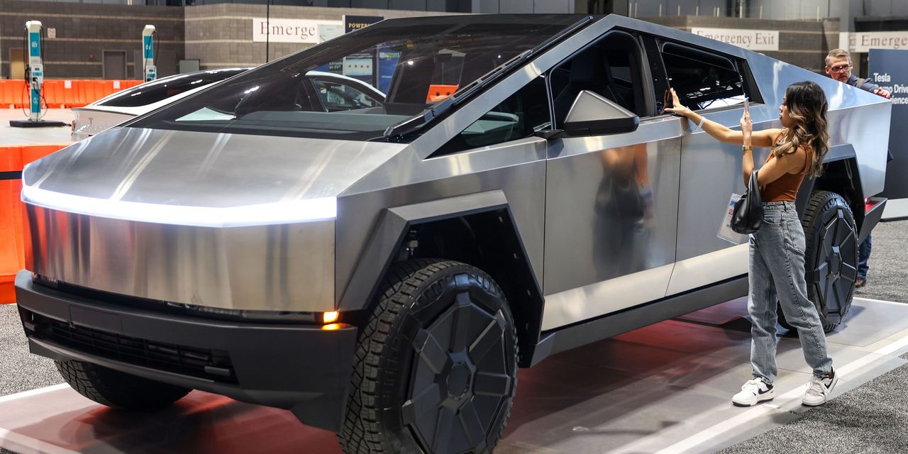 Tesla Delays Cybertruck Deliveries, Leaving Buyers Confused