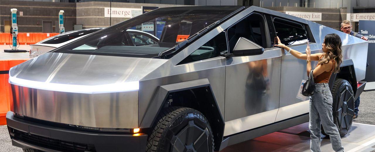Tesla Delays Cybertruck Deliveries, Leaving Buyers Confused