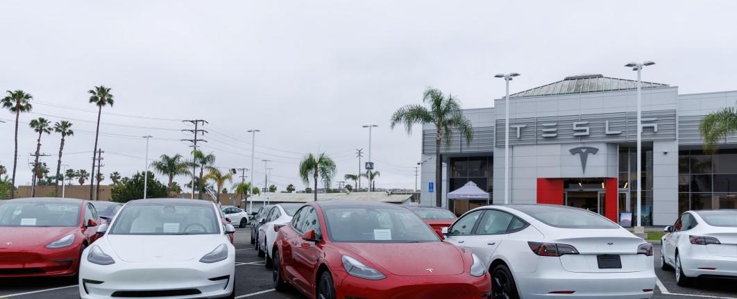 Owners say Tesla disconnected their radar sensors during routine servicing - Autoblog