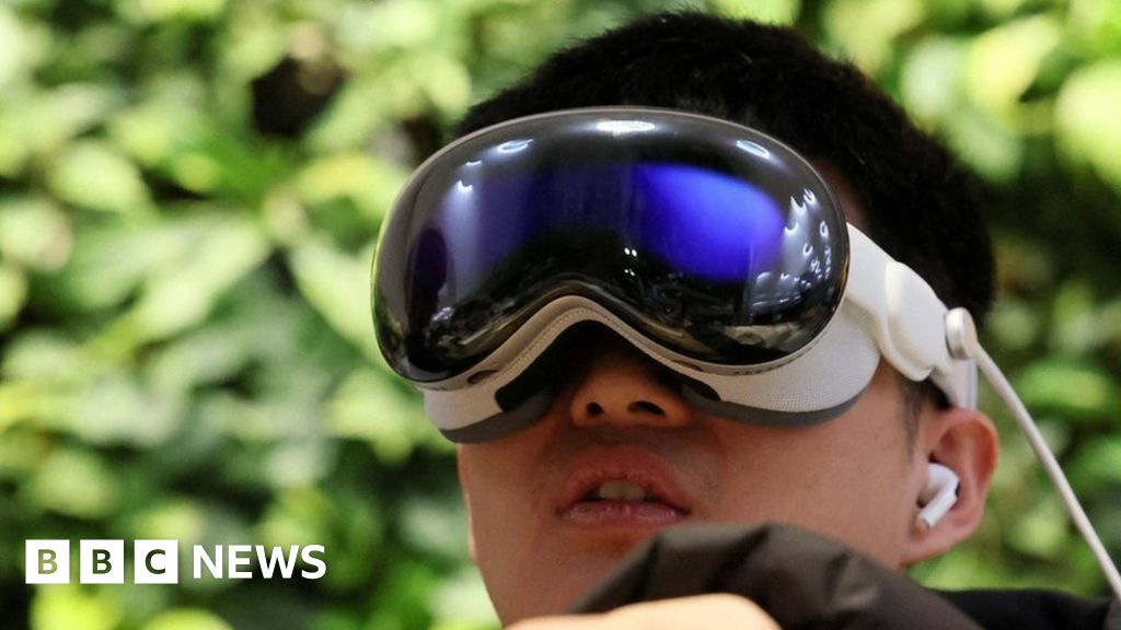 Tesla owners told not to wear Apple virtual reality headsets while driving