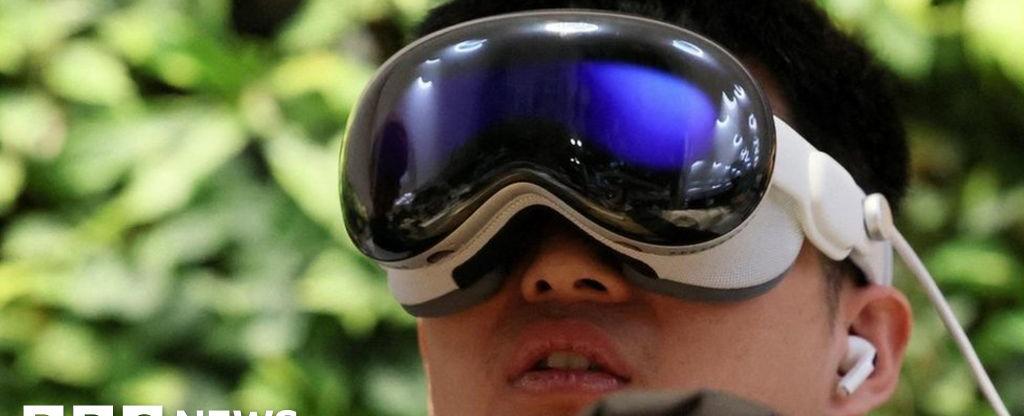 Tesla owners told not to wear Apple virtual reality headsets while driving