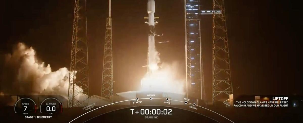 SpaceX launches 23 Starlink satellites in nighttime liftoff (photos)