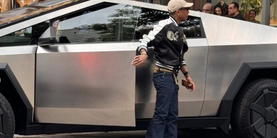 A Pharrell Williams le cuesta aparcar su Tesla Cybertruck