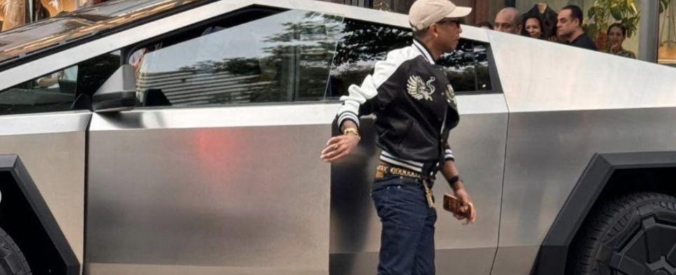 A Pharrell Williams le cuesta aparcar su Tesla Cybertruck