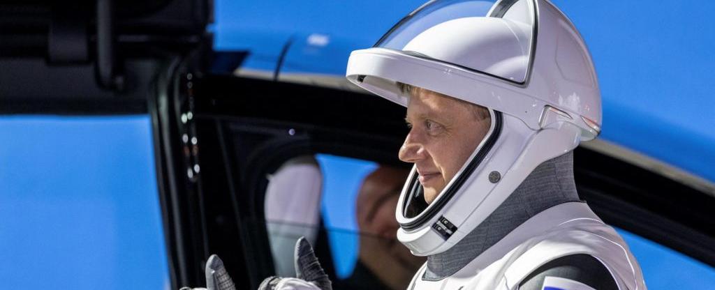 SpaceX отправила на МКС трех астронавтов США и российского космонавта Гребенкина - BBC News Русская служба