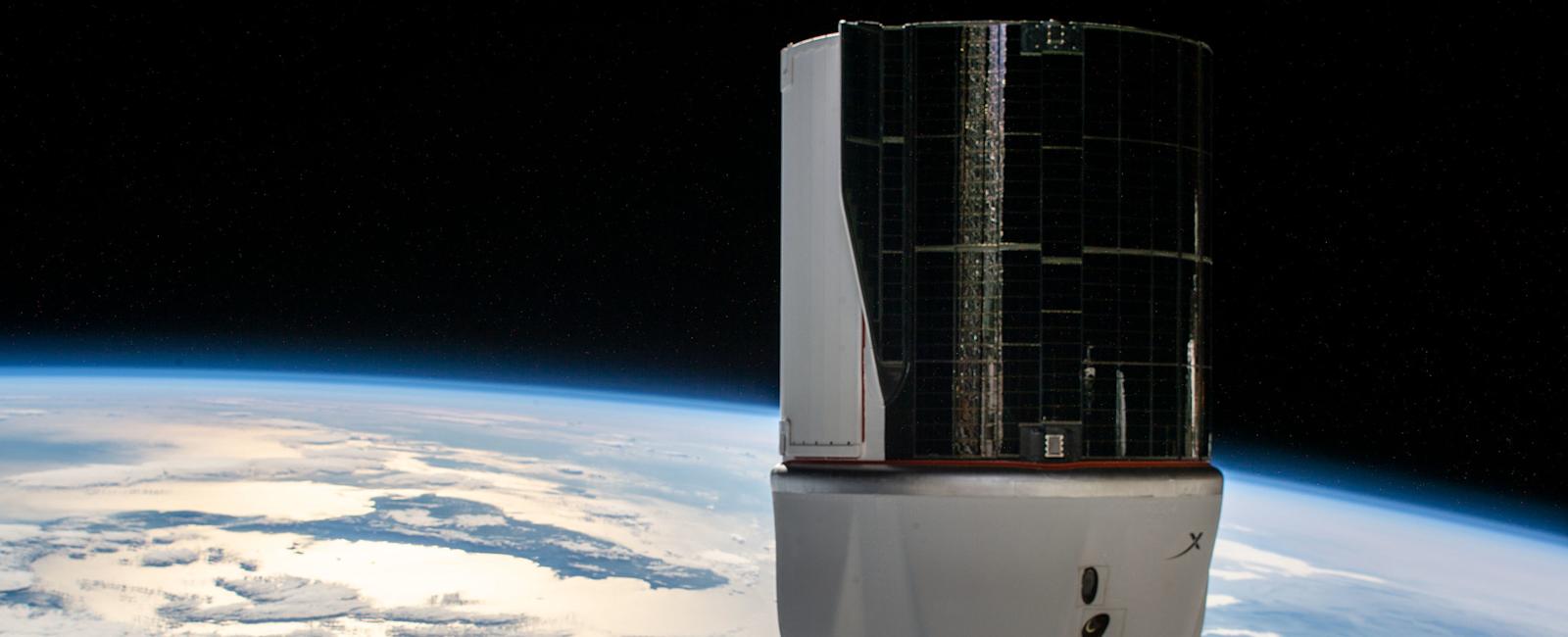 SpaceX Dragon capsule breaks U.S. spaceflight records