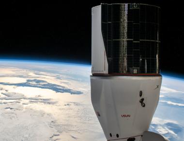 SpaceX Dragon capsule breaks U.S. spaceflight records