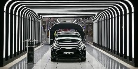 Απίθανη πτήση drone μέσα στο Gigafactory της Tesla στο Βερολίνο (video)