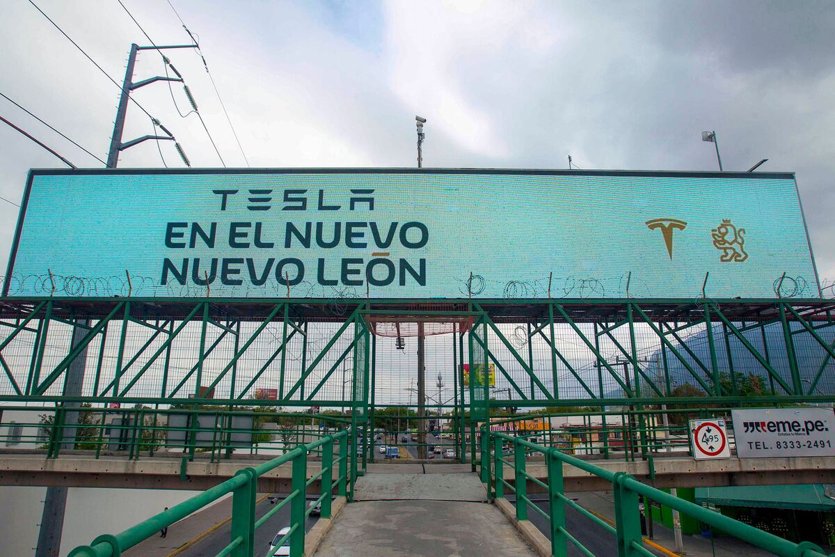 Tesla (TSLA) Courts Chinese EV Suppliers to Mexico, Stoking Fears in DC