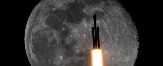 SpaceX Falcon Heavy rocket photobombs the moon in incredible award-winning shot