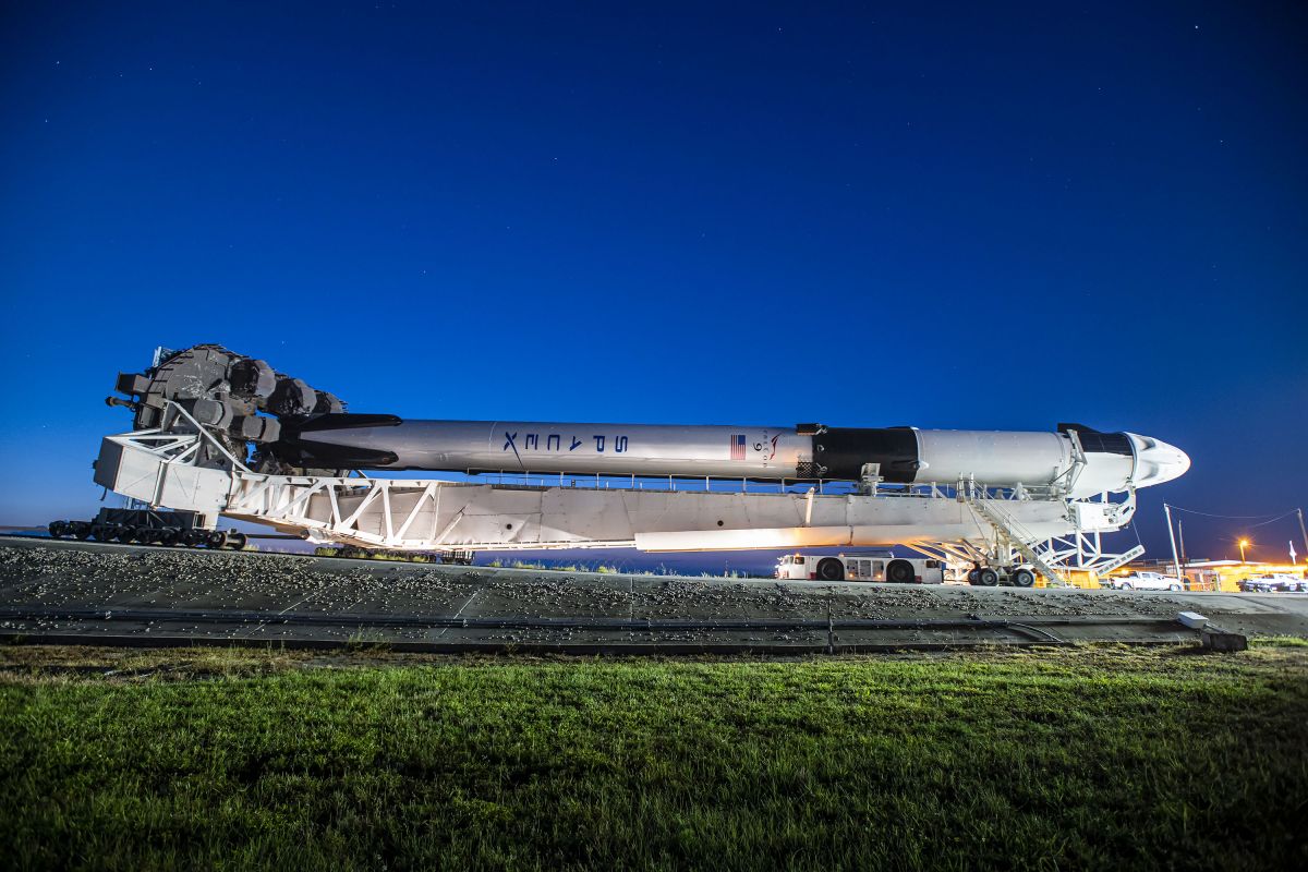 SpaceX rolls out rocket for Ax-2 private astronaut mission (photos)