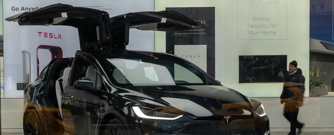 Musk dijo que los autos Tesla aumentarían de valor, pero sucedió todo lo contrario | CNN