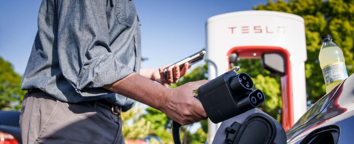 Tesla, Dominant in US Charging, Invites Ford, GM EVs to Fuel Up
