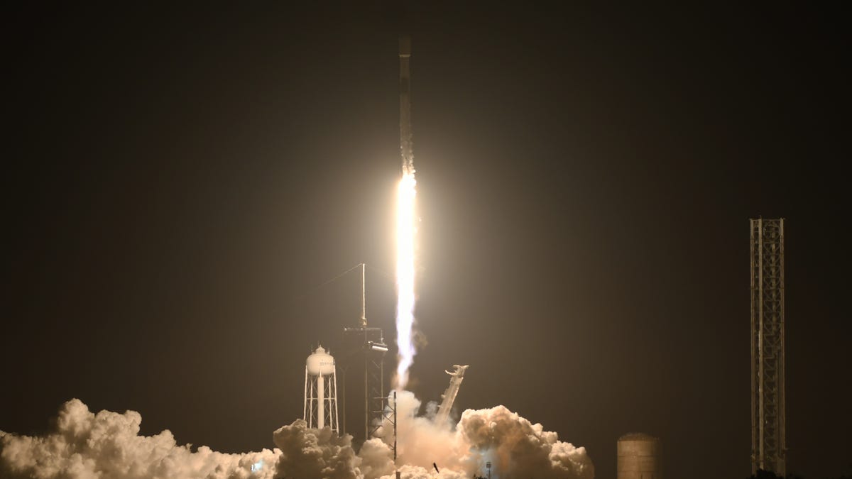 Elon Musk's SpaceX gets closer to U.S. intelligence, defense