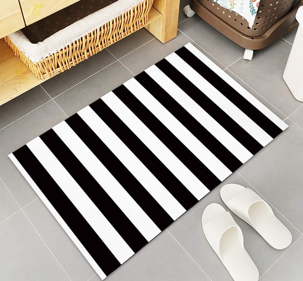 Black and White Stripes Non-Woven Fabric Shower Bathroom Doormat