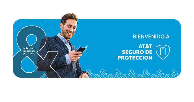 El hombre mira el telefono celular