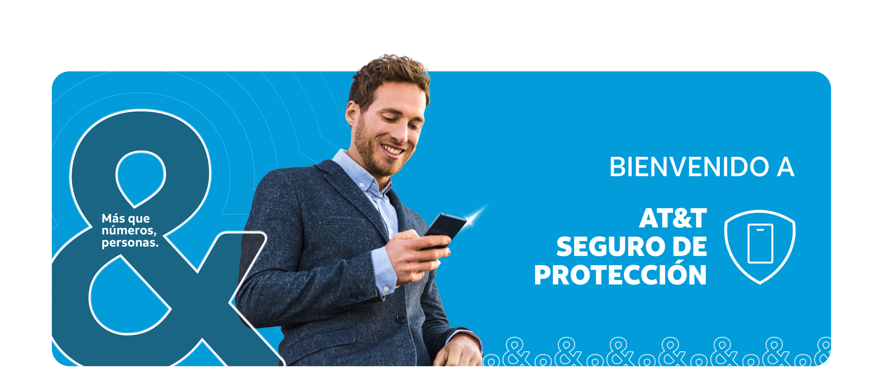El hombre mira el telefono celular