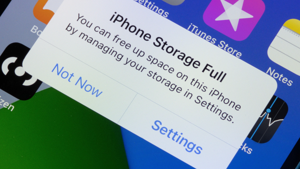 Screenshot of iPhone storage full pop up