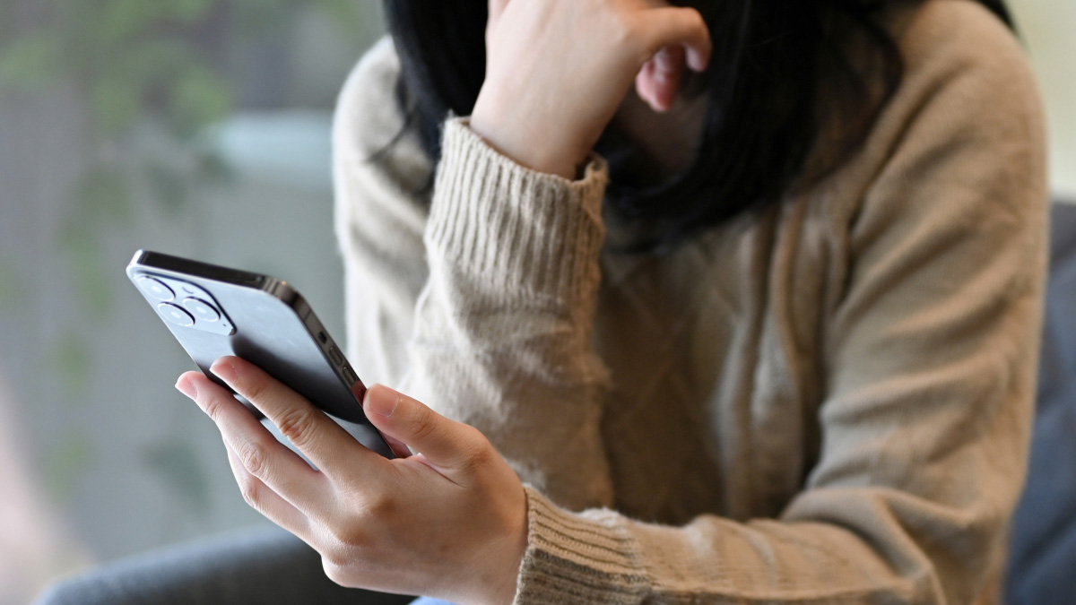 Woman's iPhone going straight to voicemail