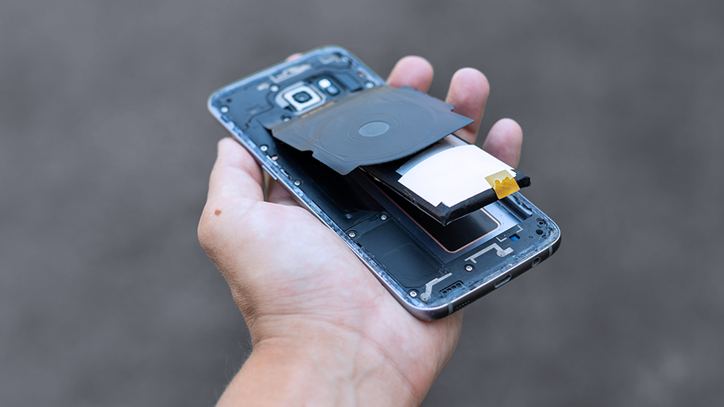 Swollen battery in your phone or laptop – what to do