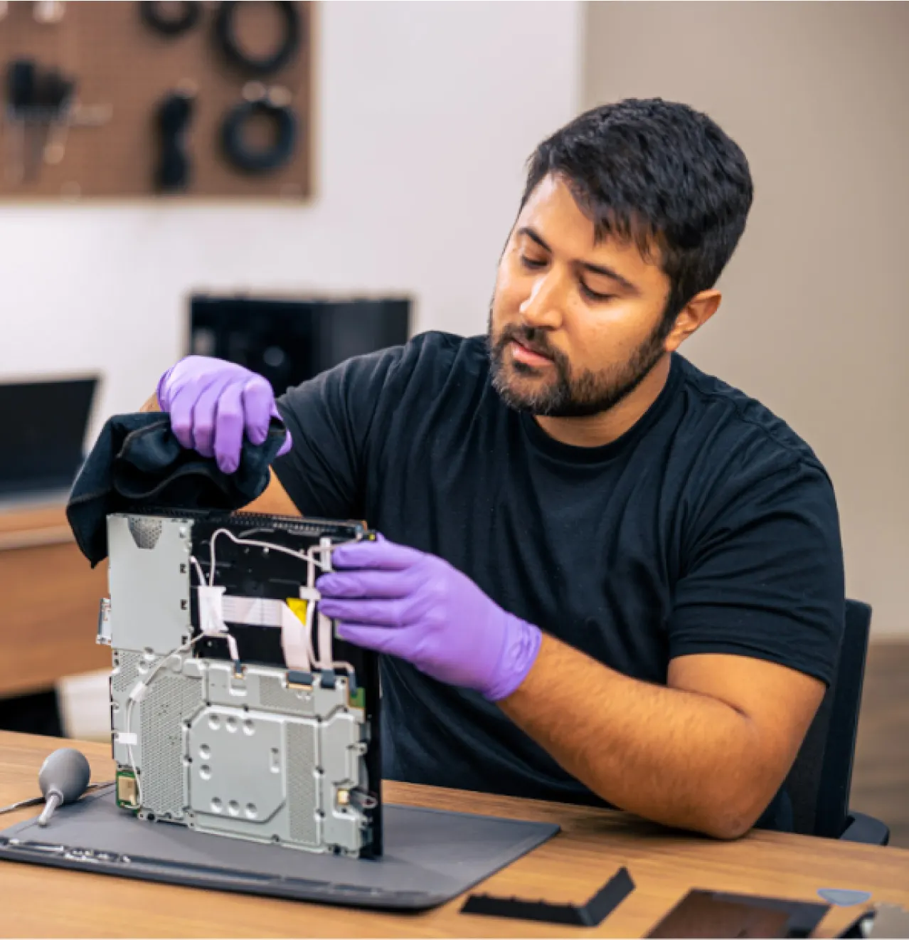A happy customer receiving a phone from an Asurion tech expert