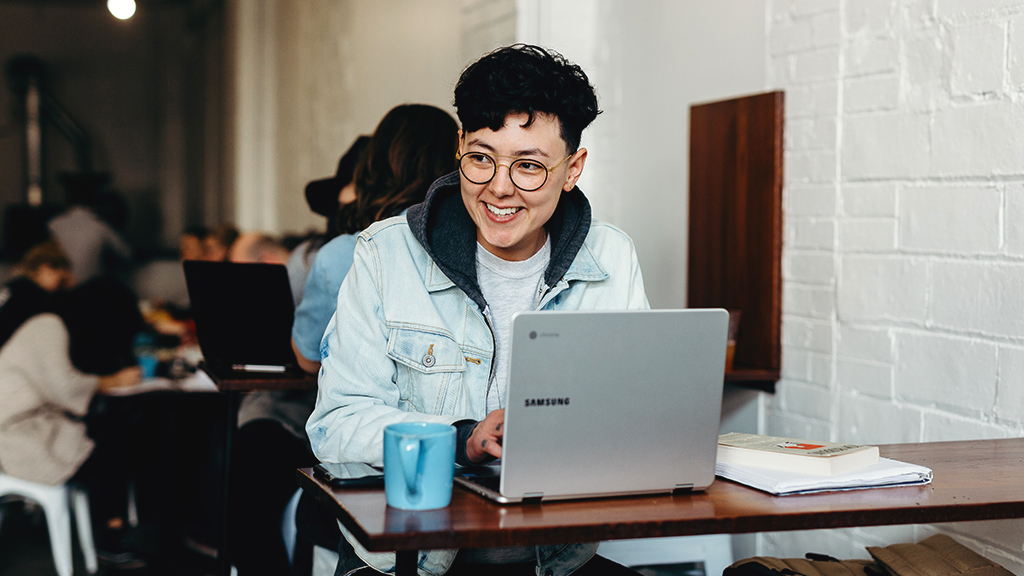 Person using VPN on laptop in coffeeshop 