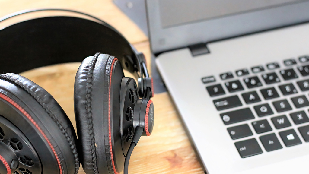 How to connect my headphones to my computer hot sale