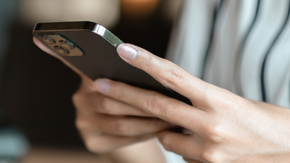 Woman's iPhone stuck on Apple logo