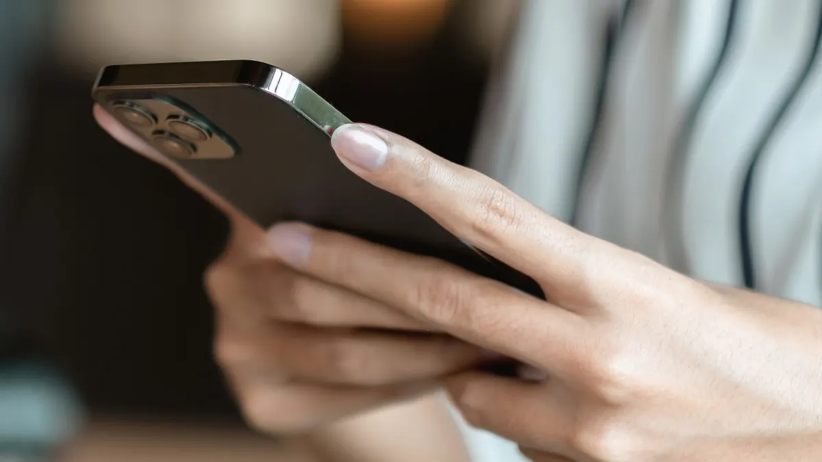 Woman's iPhone stuck on Apple logo