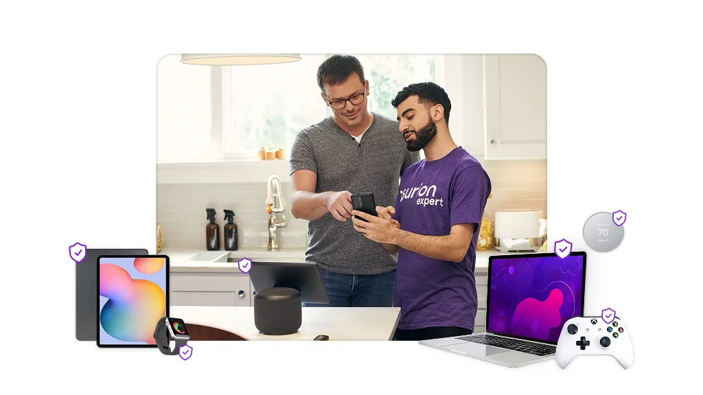 Asurion expert shows customer something on cellphone