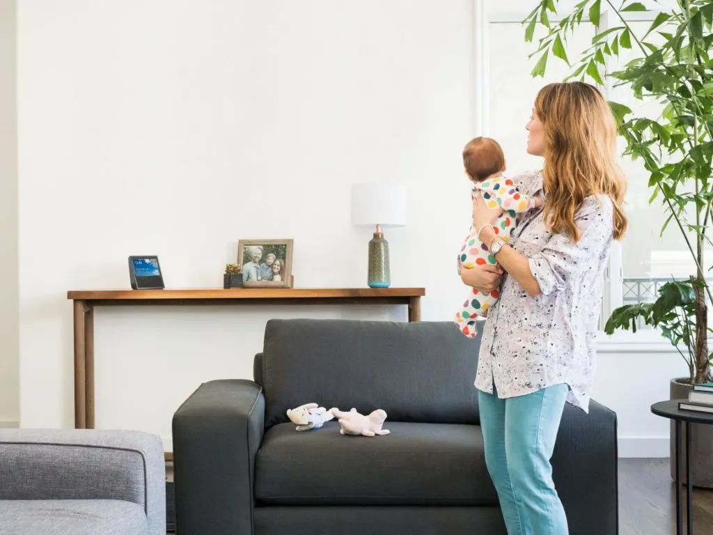 Amazon Echo Show Black Living Room 1024x768