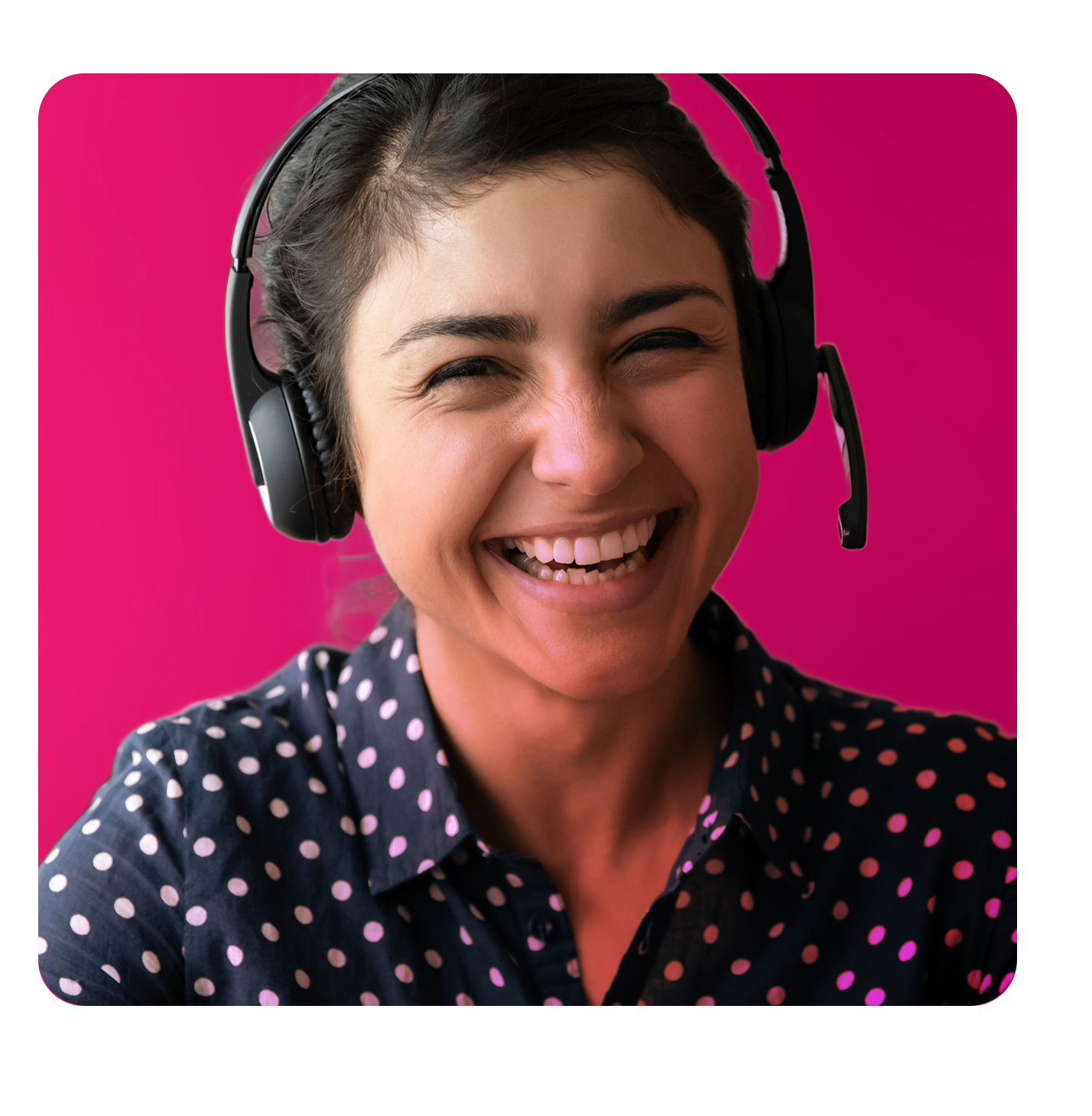 Una mujer sonrie