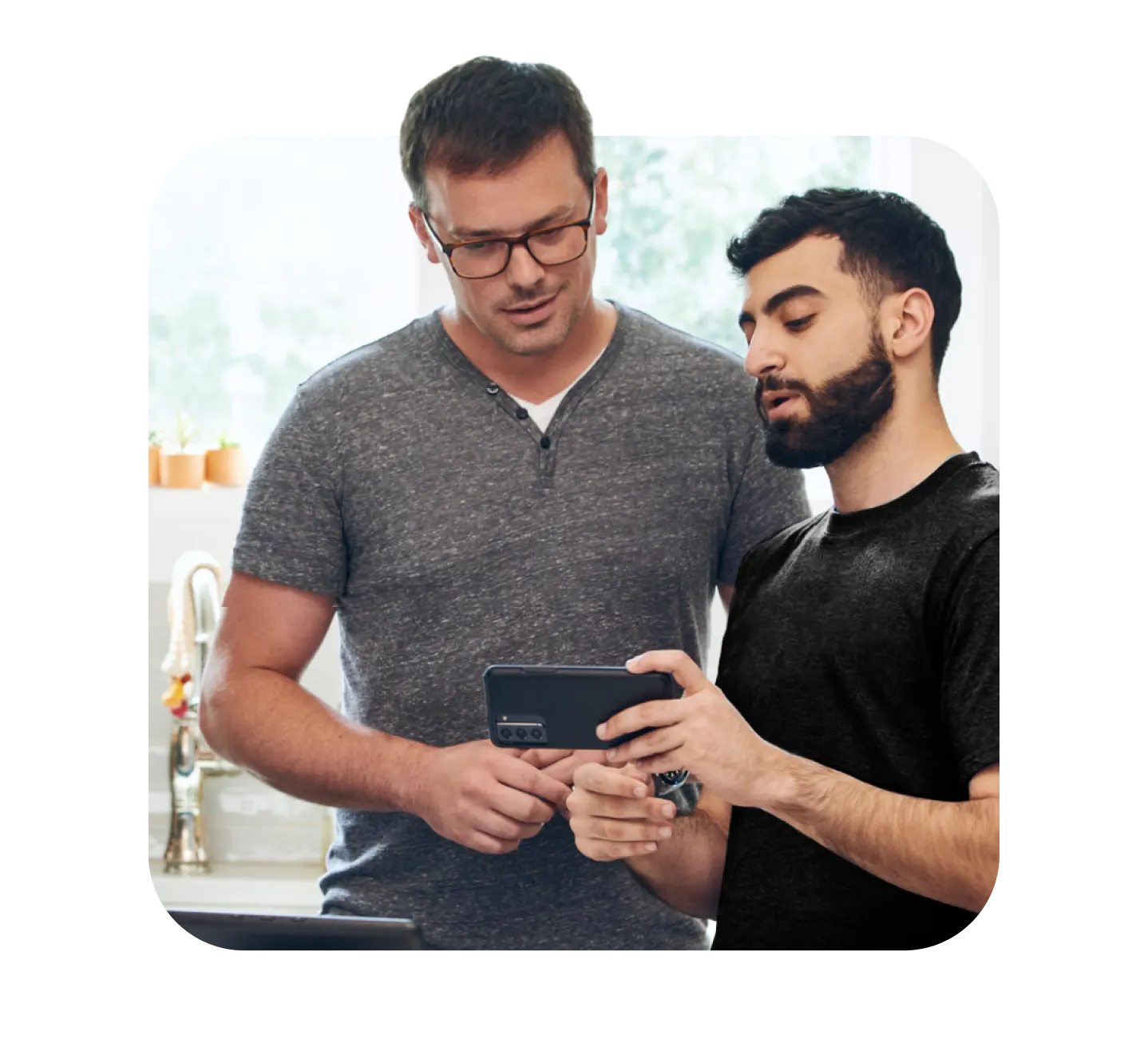 tech expert showing customer smart phone