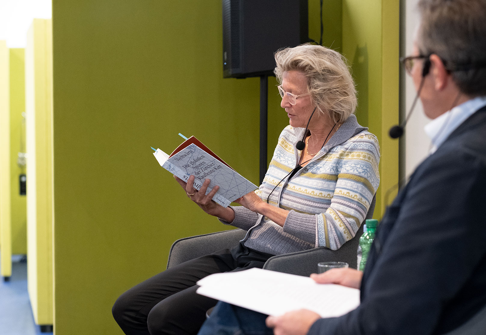 Ina Boesch liest im Rahmen der Veranstaltungsreihe Zürich im Buch aus ihrem Buch «Weltwärts. Die globalen Spuren der Zürcher Kaufleute Kitt». 
3. November 2021 (Bild: Severin Pomsel / ZB Zürich)