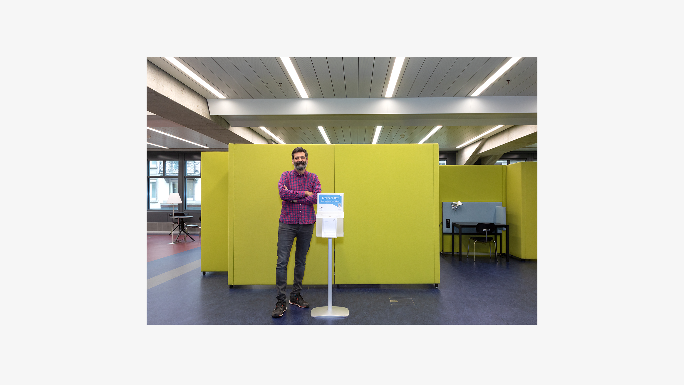 Giovanni Peduto neben der Feedback-Box (Bild: ZB Zürich, C. Schmid)