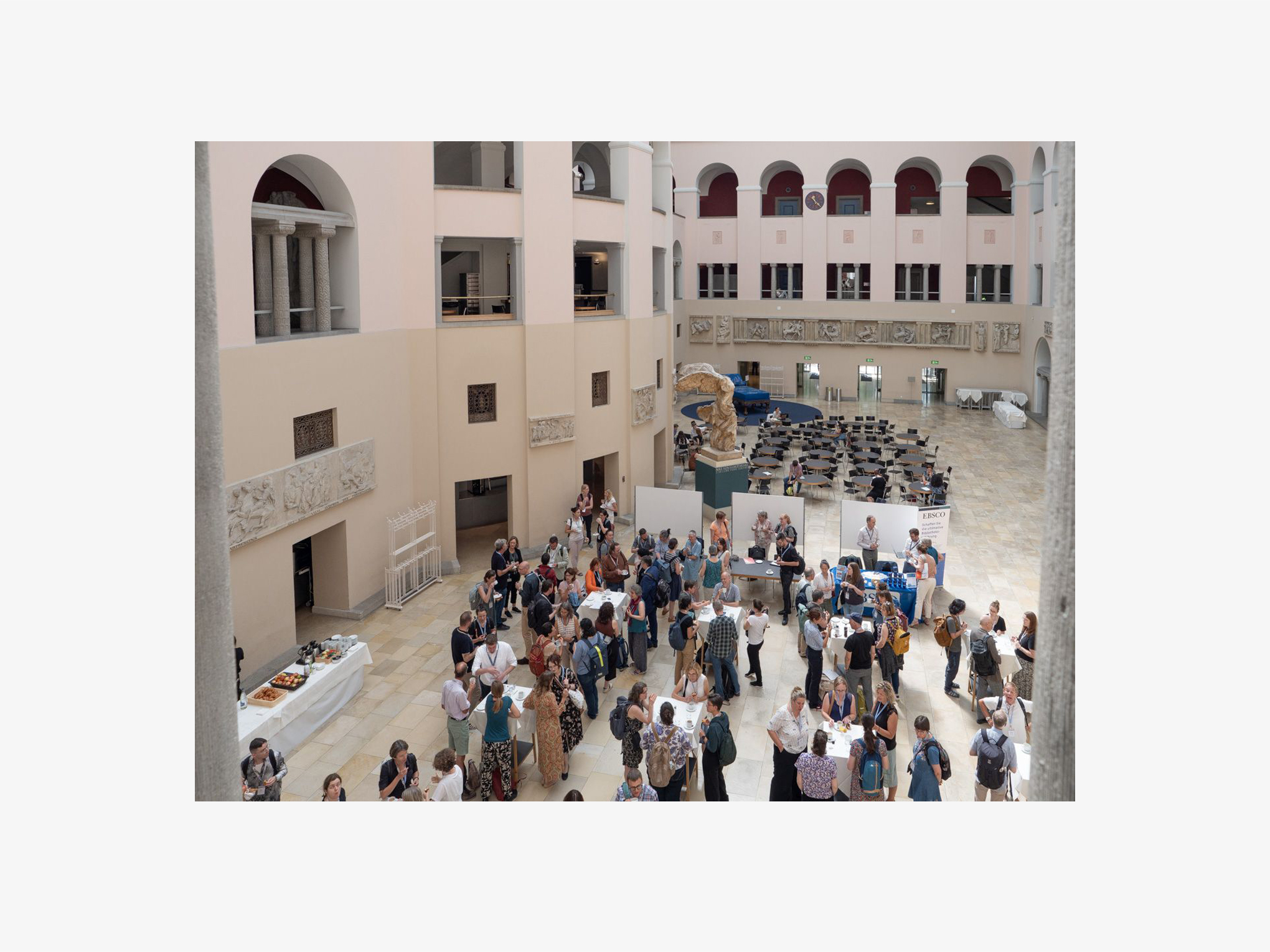 Informationskompetenz-Tag, Apéro im UZH Lichthof (Foto: Benoît Pitteloud / UB Zürich).